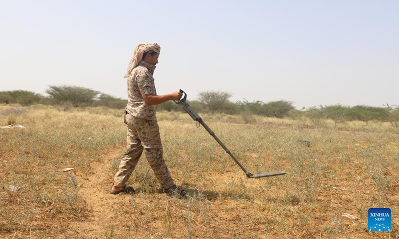 A soldier of a demining team uses a landmine detector to clear a pasture in the Abs district, Hajjah Province, northern Yemen, on Oct. 7, 2022.(Photo: Xinhua)