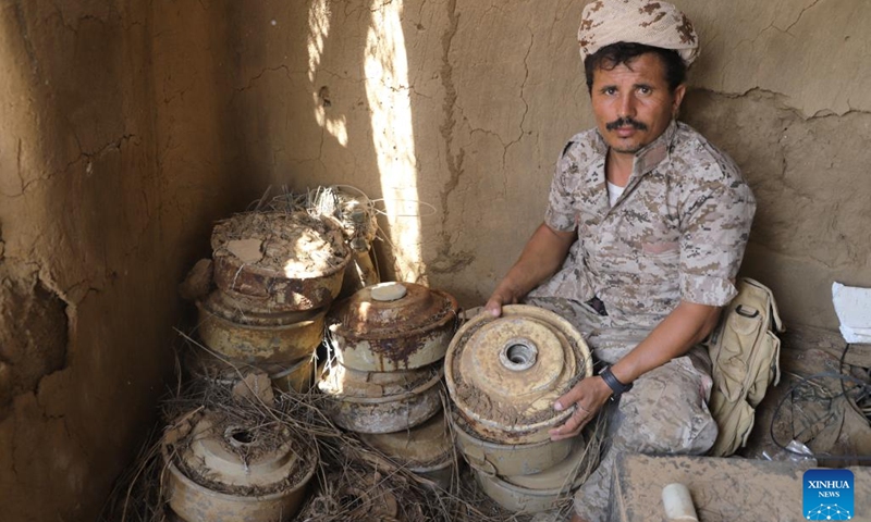 A soldier of a demining team shows excavated landmines in the Abs district, Hajjah Province, northern Yemen, on Oct. 7, 2022.(Photo: Xinhua)