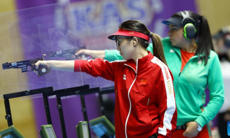 Chen Yan (front) of China competes during the women's 25m pistol medal match at the ISSF World Championship Rifle/Pistol in Cairo, Egypt, Oct. 22, 2022. Photo: Xinhua