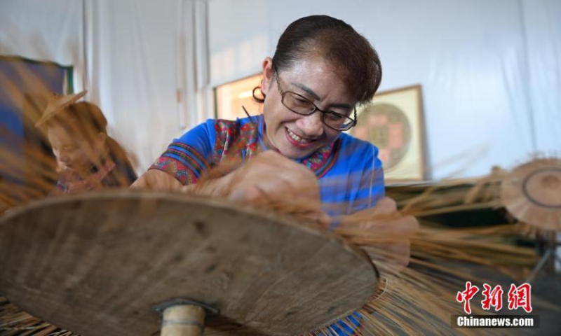 Tan weaves a bamboo hat in Huangjiang Maonan autonomous county, south China's Guangxi Zhuang autonomous region, Oct. 15, 2022. (Photo: China News Service/Wang Yizhao)