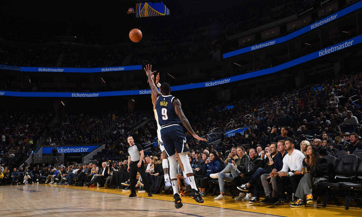 Davon Reed (No.9) of the Denver Nuggets plays defense during a preseason game against the Golden State Warriors at Chase Center in San Francisco, California, the US on October 14, 2022. Photo: VCG