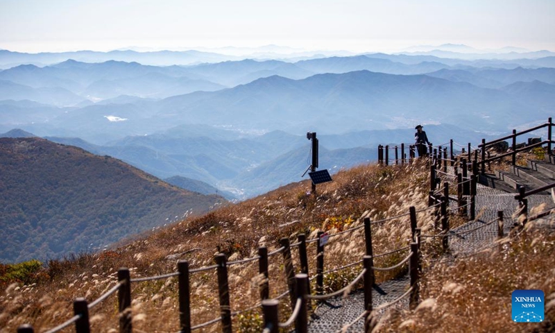 A tourist visits Mount Mudeung in Gwangju, South Korea, Oct. 20, 2022(Photo: Xinhua)