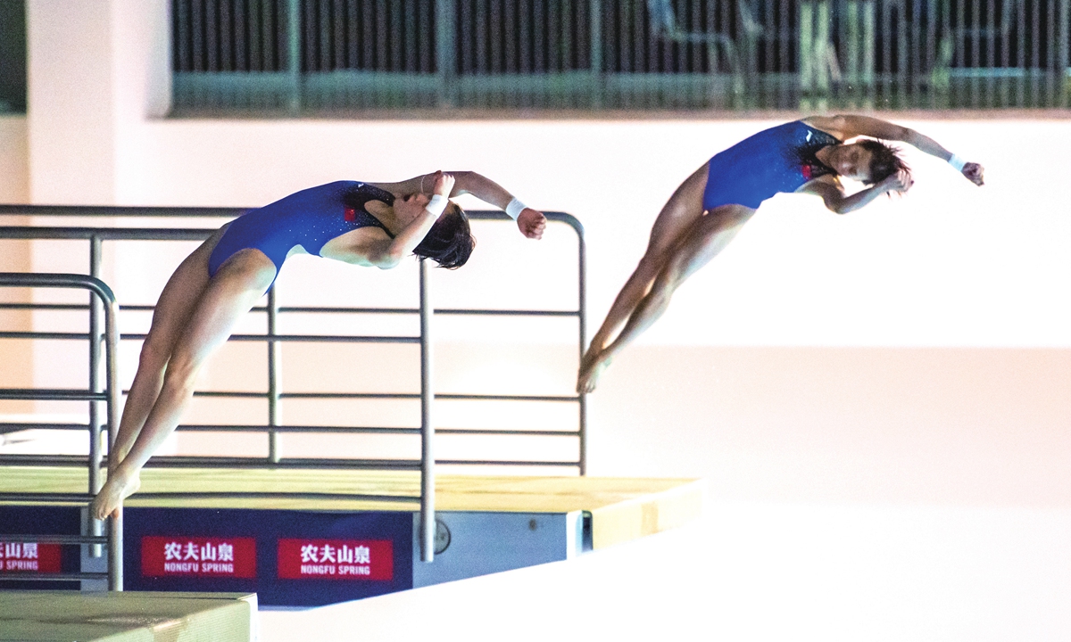 Chinese pair Chen Yuxi and Quan Hongchan jump from the 10m platform. Photos: IC