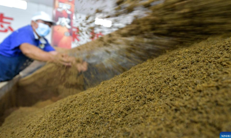 A worker prepare raw materials for vinegar making at a vinegar factory in Chishui, southwest China's Guizhou Province, Oct. 28, 2022. Photo: Xinhua