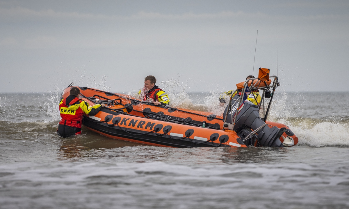 Rescuers of the Royal Netherlands Sea Rescue Institution set a boat to sea as they carry out searches for a 12-year-old and an adult man, two days after the collision between a speedboat and a water taxi in West-Terschelling, the Netherlands on October 23, 2022. Photo: AFP