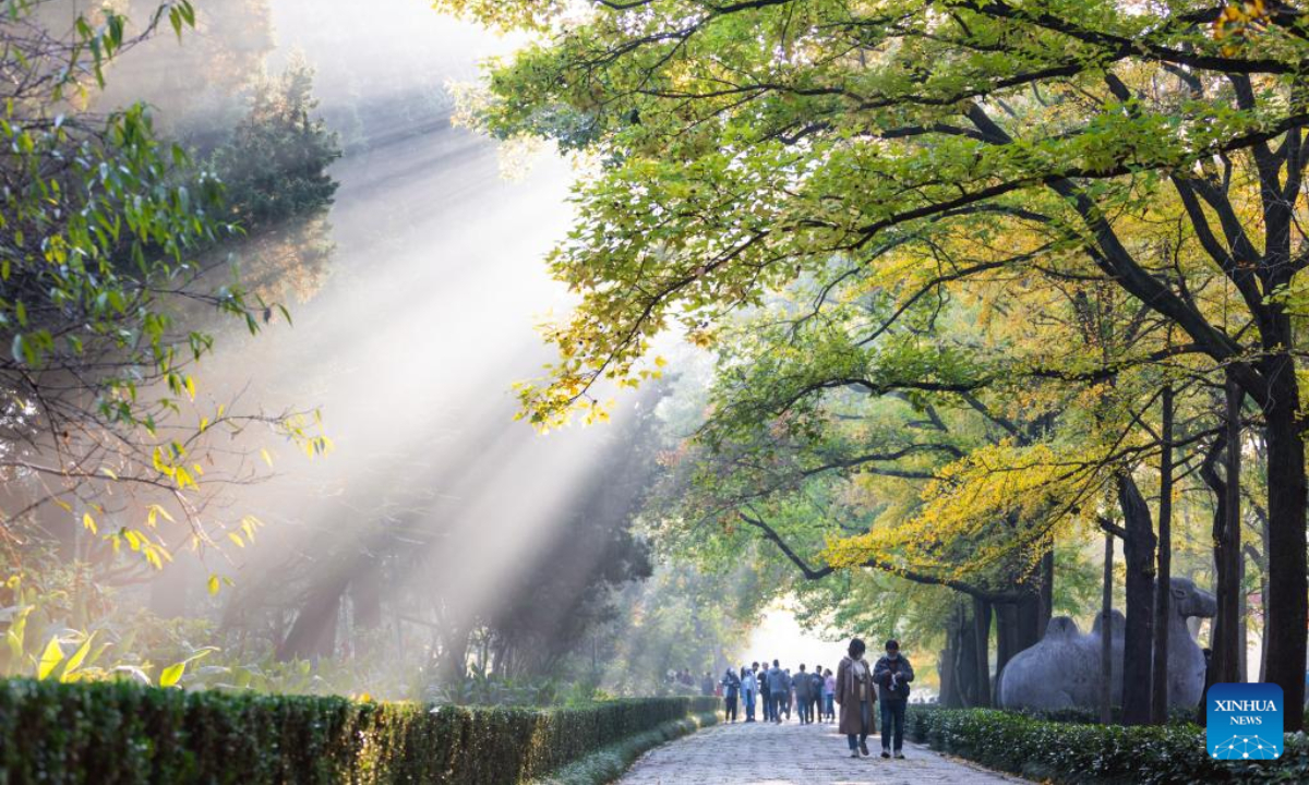 People enjoy the autumn scenery at the imperial Xiaoling Mausoleum, the burial site of Zhu Yuanzhang, the founding emperor of the Ming Dynasty (1368-1644), in Nanjing, east China's Jiangsu Province, Oct 22, 2022. Photo:Xinhua