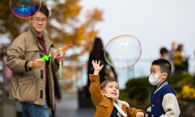 Children play with soap bubbles at Namsan Park in Seoul, South Korea, Oct. 23, 2022. Photo: Xinhua