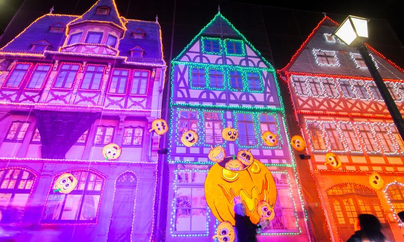 People visit the Illumi: A Dazzling World of Lights show in Mississauga, Ontario, Canada, on Oct. 29, 2022. The light show will last until Jan. 8, 2023. (Photo by Zou Zheng/Xinhua)