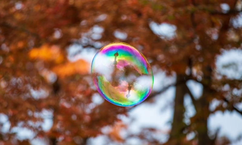 This photo taken on Oct. 23, 2022 shows a soap bubble reflecting the Namsan Seoul Tower at Namsan Park in Seoul, South Korea. Photo: Xinhua