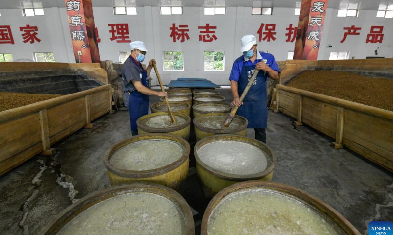 Workers prepare raw materials for vinegar making at a vinegar factory in Chishui, southwest China's Guizhou Province, Oct. 28, 2022. Photo: Xinhua