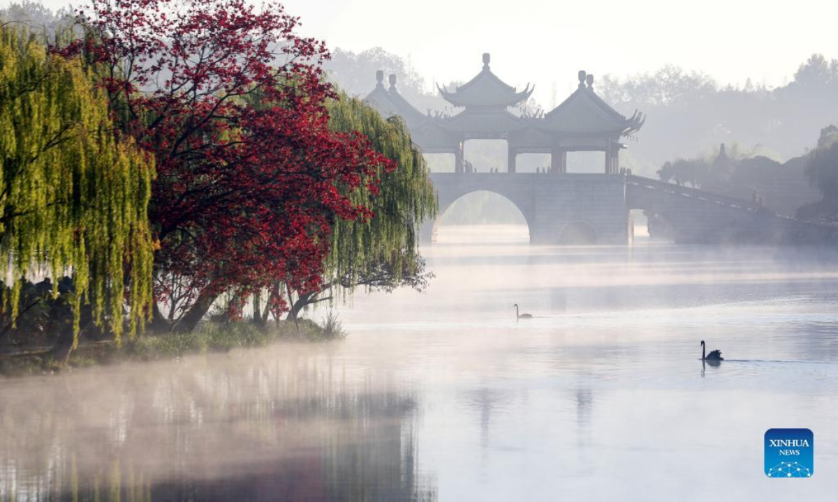 This photo taken on Oct 19, 2022 shows the autumn scenery of the Slender West Lake in Yangzhou, east China's Jiangsu Province. Photo:Xinhua