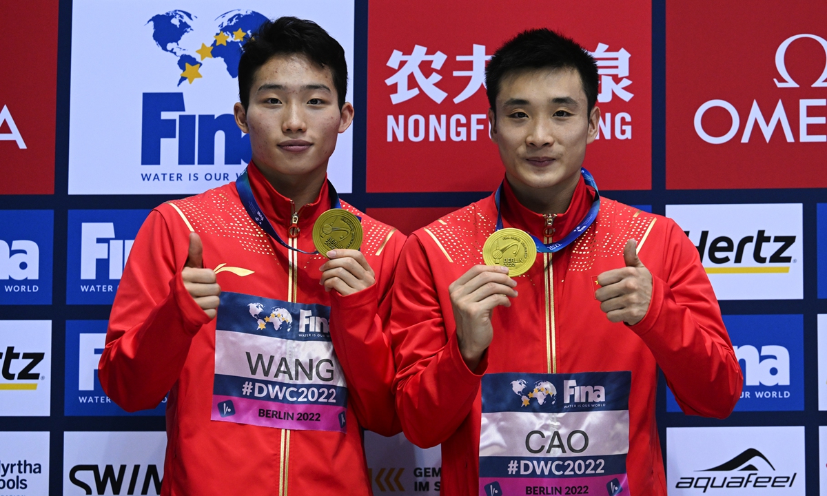 Gold medalists Wang Zongyuan (left) and Cao Yuan pose on the podium after the men's synchronized 3-meter springboard final during Day 2 of the FINA Diving World Cup Berlin in Berlin, Germany on October 22, 2022. Photo: VCG