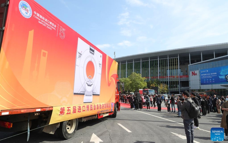 This photo taken on Oct. 24, 2022 shows a truck loaded with the first batch of exhibits arriving at the National Exhibition and Convention Center (Shanghai) in east China's Shanghai. The first batch of eight exhibits from seven exhibitors arrived at the National Exhibition and Convention Center (Shanghai), the main venue for the upcoming fifth China International Import Expo (CIIE), on Monday. (Xinhua/Fang Zhe)