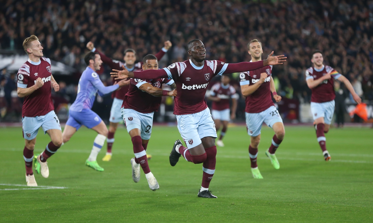 West Ham United's Kurt Zouma (center) celebrates scoring his side's first goal during the Premier League match between West Ham United and AFC Bournemouth at London Stadium in London, the UK on October 24, 2022. Photo: AFP