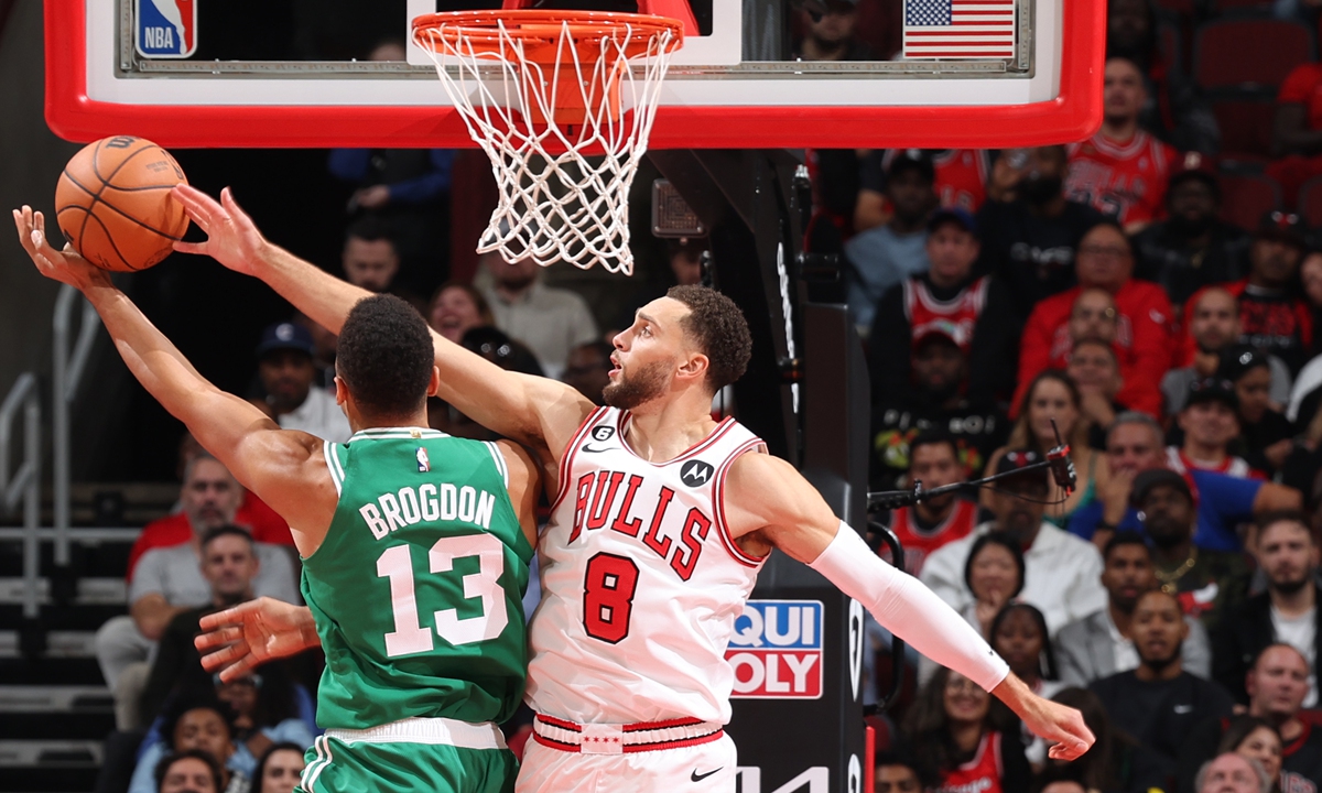 Malcolm Brogdon (No.13) of the Boston Celtics drives to the basket during the game against the Chicago Bulls at United Center in Chicago, Illinois, the US on October 24, 2022. Photo: VCG