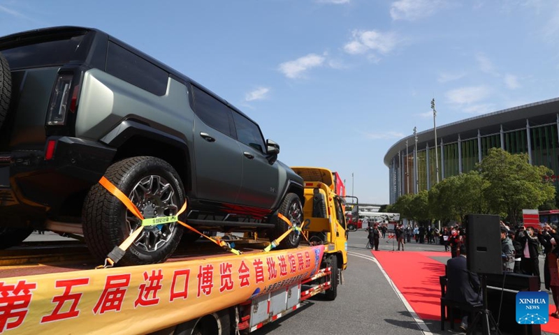 This photo taken on Oct. 24, 2022 shows a truck loaded with the first batch of exhibits arriving at the National Exhibition and Convention Center (Shanghai) in east China's Shanghai. The first batch of eight exhibits from seven exhibitors arrived at the National Exhibition and Convention Center (Shanghai), the main venue for the upcoming fifth China International Import Expo (CIIE), on Monday. (Xinhua/Fang Zhe)