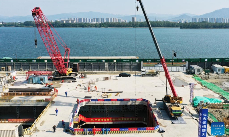 This aerial photo taken on Oct. 24, 2022 shows the construction site of Qinwang tunnel project in Fuyang District of Hangzhou, east China's Zhejiang Province. Qinwang tunnel, the first river-crossing tunnel in Fuchun River Basin, was successfully drilled through on Monday. It is currently the largest shield tunnel in Zhejiang Province and the largest road-rail joint construction tunnel in China.(Photo: Xinhua)