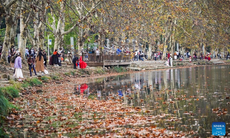 Tourists enjoy the autumn scenery of Huaxi national city wetland park in Guiyang, capital of southwest China's Guizhou Province, Oct. 25, 2022.(Photo: Xinhua)