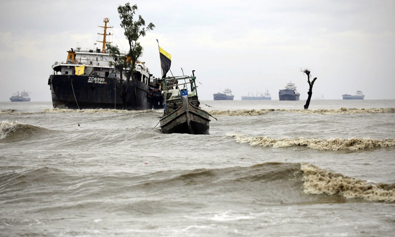 This photo shows rough sea in Chattogram, Bangladesh, on Oct. 24, 2022.(Photo: Xinhua)