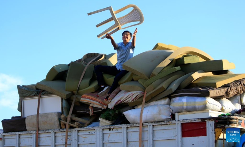 A displaced Syrian packs belongings on a truck in preparation for returning to Syria in the town of Arsal, Lebanon, on Oct. 26, 2022. Around 500,000 Syrian refugees have registered for their voluntary return from Lebanon to their homeland, and Lebanon on Tuesday called on the international community and donors to facilitate their forthcoming homeward return, the National News Agency reported.(Photo: Xinhua)