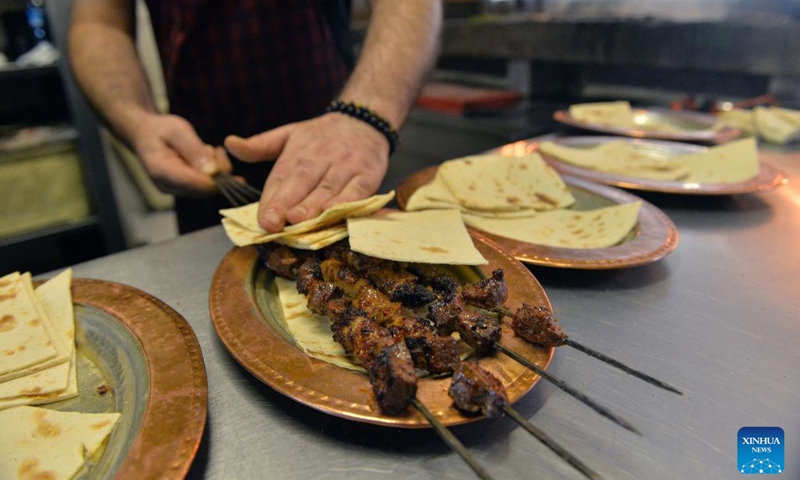 A chef prepares kebab meals at a restaurant in Ankara, Türkiye, on Oct. 27, 2022. Turkish kebab, an icon of Middle East cuisine, has been a traditional favorite treat among ordinary people in Türkiye. But rising inflation during the past year has made it out of reach for many Turks.(Photo: Xinhua)