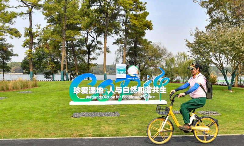 A woman rides at Donghu Lake scenic area in Wuhan, central China's Hubei Province, Nov. 5, 2022. The 14th Meeting of the Conference of the Contracting Parties to the Ramsar Convention on Wetlands (COP14) kicked off Saturday in China's Wuhan and Switzerland's Geneva. Photo: Xinhua