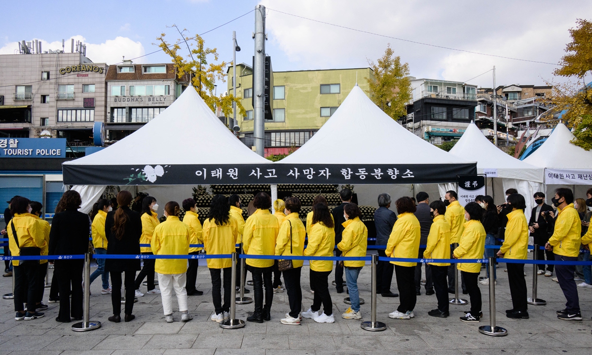 Family members of the victims of the Sewol ferry, which capsized off the south coast in April 2014 resulting in more than 300 casualties, line up to pay tribute at a joint memorial altar for victims of the deadly Halloween crowd surge, in Seoul, South Korea on October 31, 2022. Photo: AFP