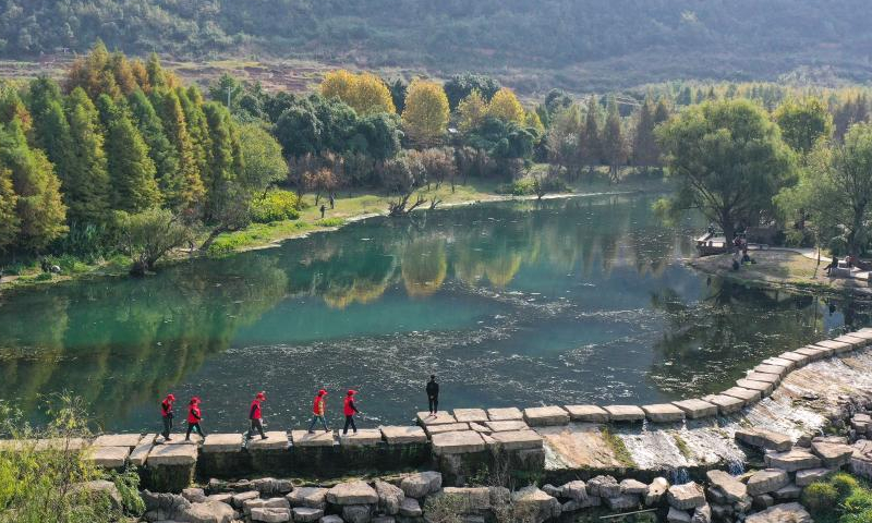 This aerial photo shows Zhou Yuqing (1st R) and other environmental protection volunteers patrolling the Huaxi national city wetland park in Guiyang, capital of southwest China's Guizhou Province on Nov. 4, 2022. Photo: Xinhua