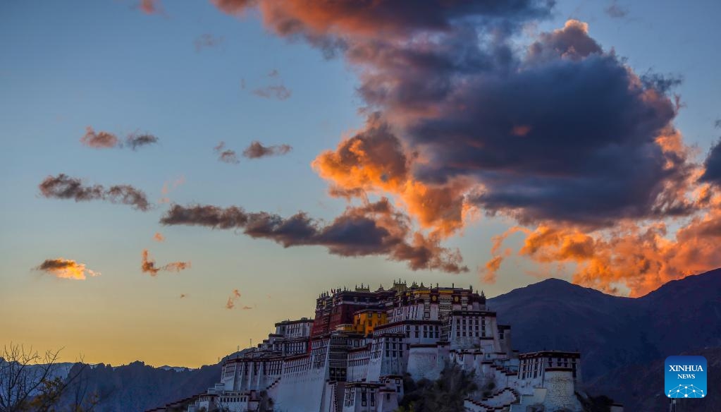 This photo taken on Oct. 29, 2022 shows the autumn view of Potala Palace in Lhasa, southwest China's Tibet Autonomous Region. Photo: Xinhua