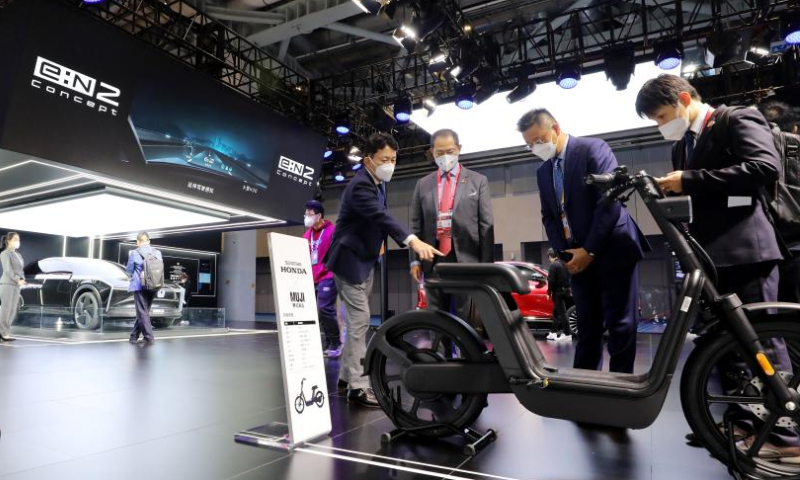 Visitors view an electric bike of Japanese carmaker Honda at the automobile exhibition area of the fifth China International Import Expo (CIIE) at the National Exhibition and Convention Center (Shanghai) in east China's Shanghai, Nov. 6, 2022. Photo: Xinhua