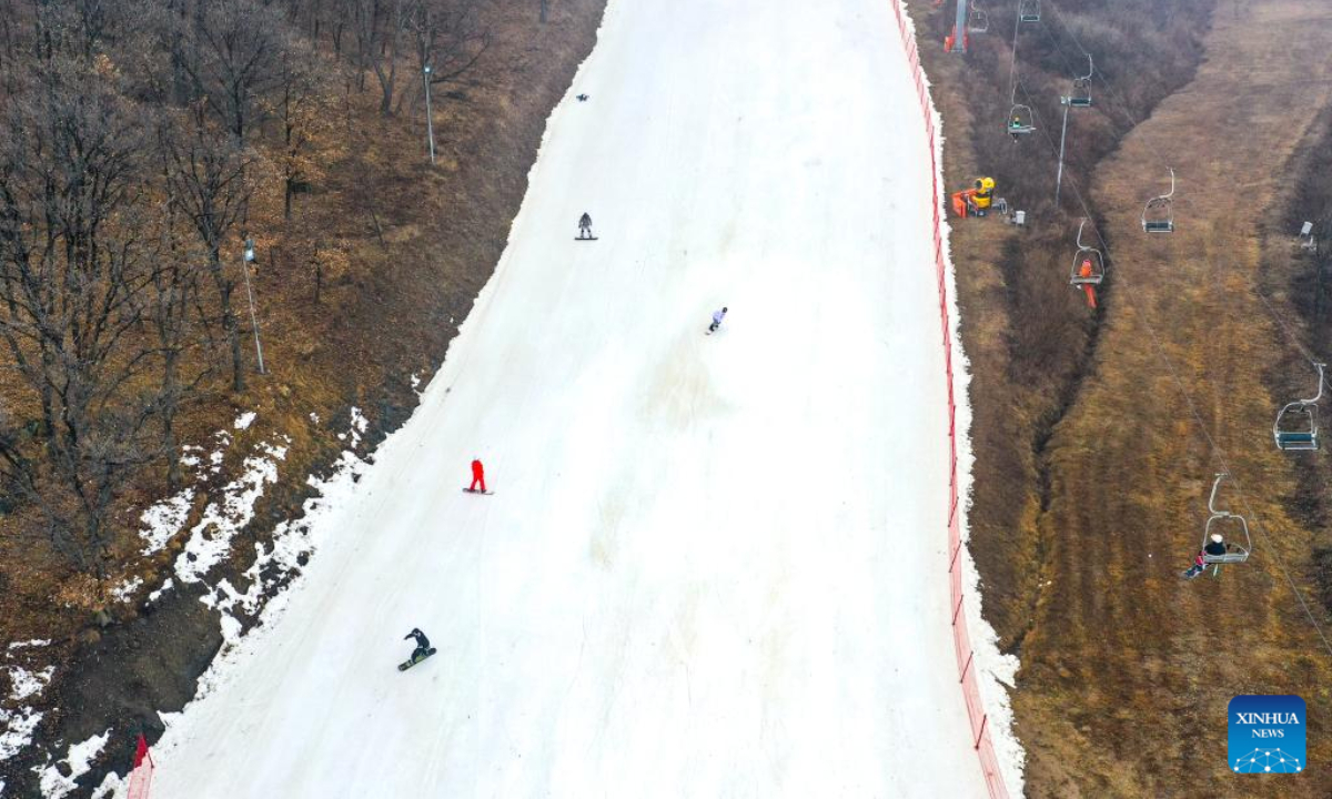 Aerial photo taken on Nov 11, 2022 shows skiers enjoying the sport at Miaoxiang Mountain Ski Resort in Changchun, capital of northeast China's Jilin Province. Photo:Xinhua