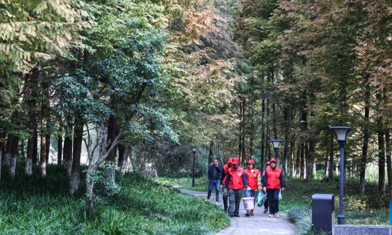 This aerial photo shows Zhou Yuqing (1st R) and other environmental protection volunteers patrolling the Huaxi national city wetland park in Guiyang, capital of southwest China's Guizhou Province on Nov. 4, 2022. Photo: Xinhua