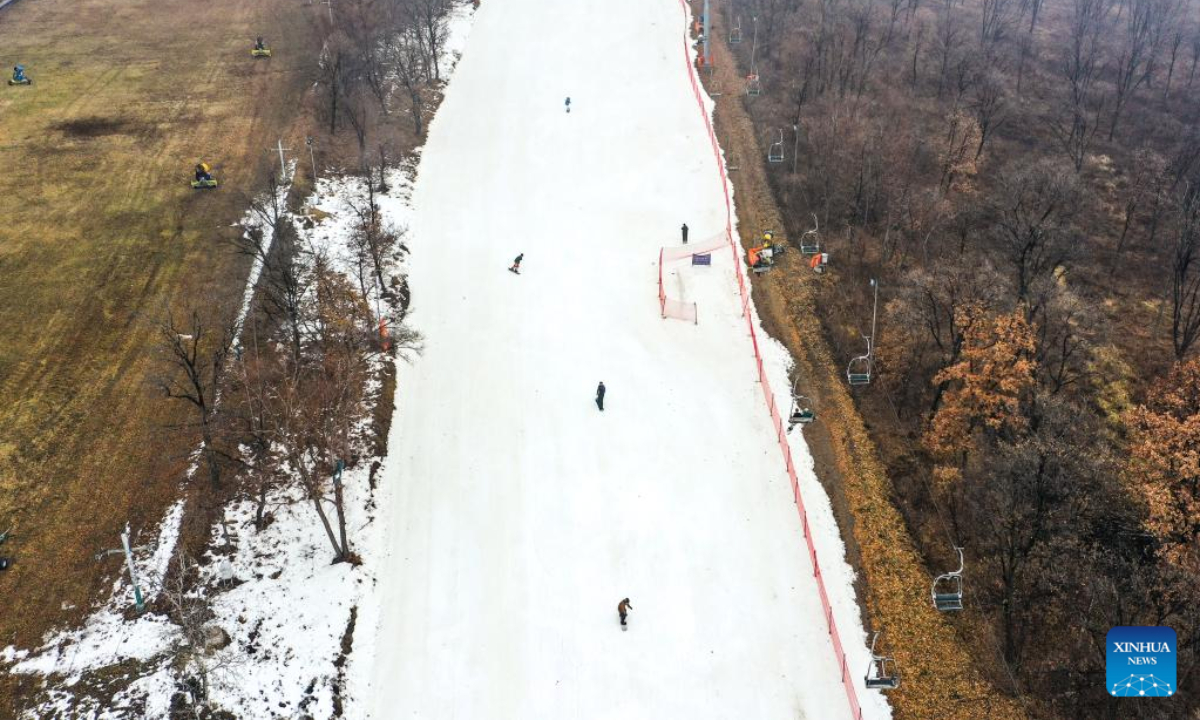 Aerial photo taken on Nov 11, 2022 shows skiers enjoying the sport at Miaoxiang Mountain Ski Resort in Changchun, capital of northeast China's Jilin Province. The 2022-2023 ski season of Jilin began here on Friday. Photo:Xinhua