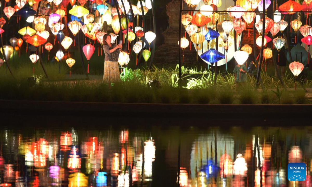 A woman takes photos at the Thailand International Lantern and Food Festival in Muangboran of Samut Prakan Province, Thailand, Nov 4, 2022. Photo:Xinhua