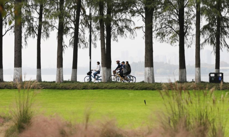 Citizens ride bicycles along Donghu Lake in Wuhan, central China's Hubei Province, Nov. 5, 2022. The 14th Meeting of the Conference of the Contracting Parties to the Ramsar Convention on Wetlands (COP14) kicked off Saturday in China's Wuhan and Switzerland's Geneva. Photo: Xinhua