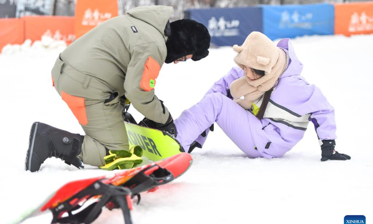 Skiers prepare to ski at Miaoxiang Mountain Ski Resort in Changchun, capital of northeast China's Jilin Province, Nov 11, 2022. The 2022-2023 ski season of Jilin began here on Friday. Photo:Xinhua