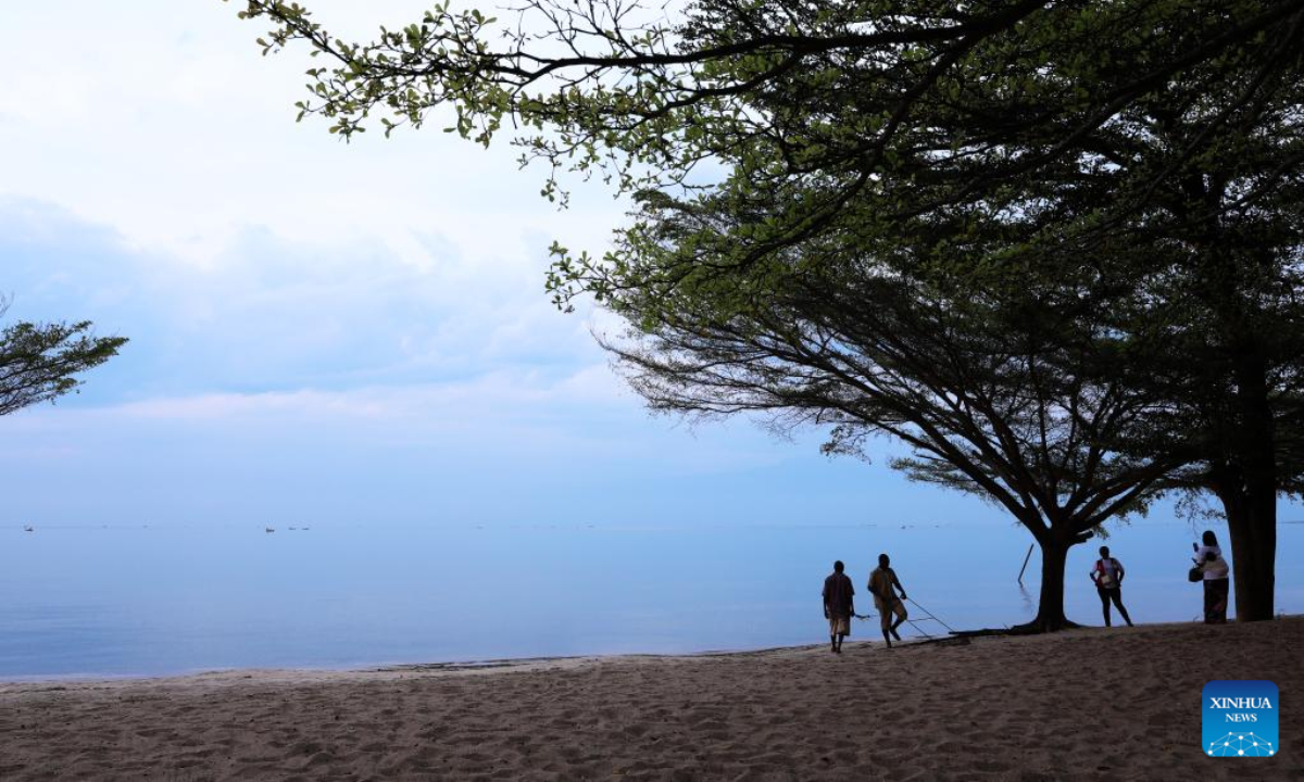 People take photos near Lake Tanganyika in Bujumbura, Burundi, Nov 2, 2022. Photo:Xinhua