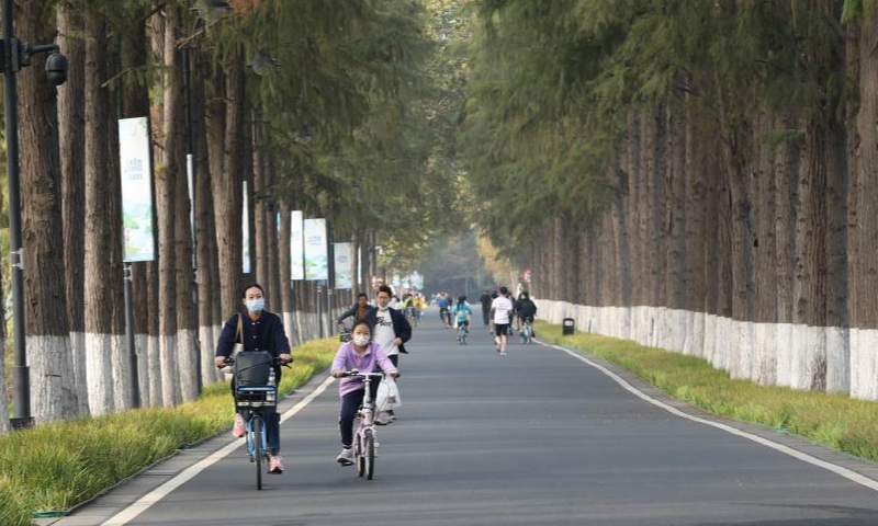 Citizens ride bicycles at Donghu Lake scenic area in Wuhan, central China's Hubei Province, Nov. 5, 2022. The 14th Meeting of the Conference of the Contracting Parties to the Ramsar Convention on Wetlands (COP14) kicked off Saturday in China's Wuhan and Switzerland's Geneva. Photo: Xinhua