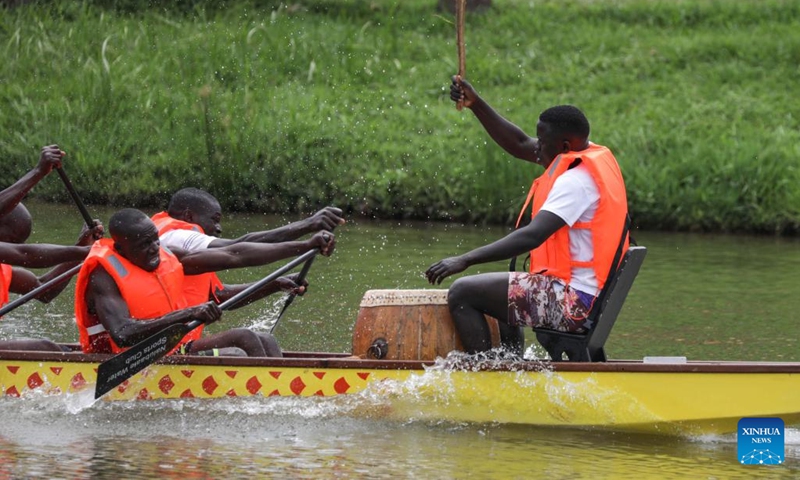 Players row a boat during a dragon boat race at the Forest Park Buloba, Wakiso District, Uganda, on Oct. 30, 2022.(Photo: Xinhua)