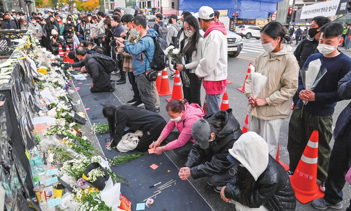 Mourners pay tribute at a makeshift memorial for the victims of the deadly Halloween crowd surge, outside a subway station in the district of Itaewon in Seoul, South Korea on November 1, 2022. Photo: AFP