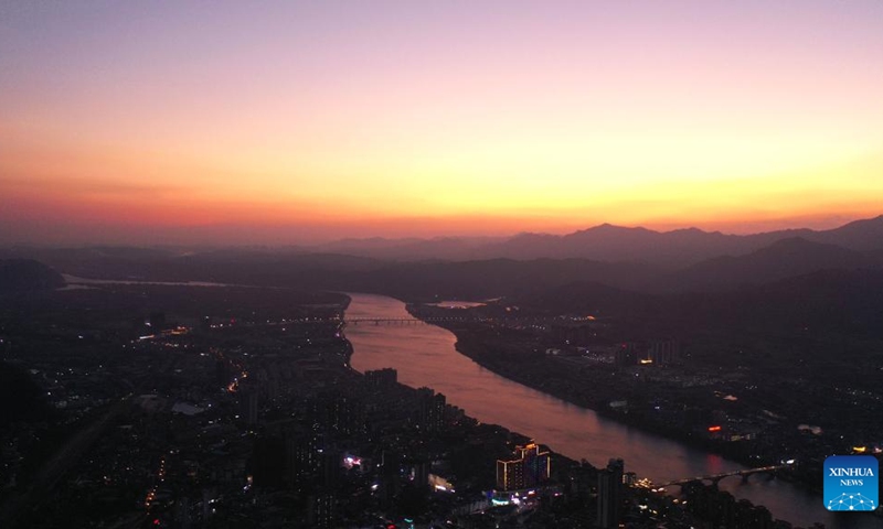 This aerial photo taken on Oct. 31, 2022 shows the sunset glow over the Rongjiang River in Rong'an County, south China's Guangxi Zhuang Autonomous Region.(Photo: Xinhua)