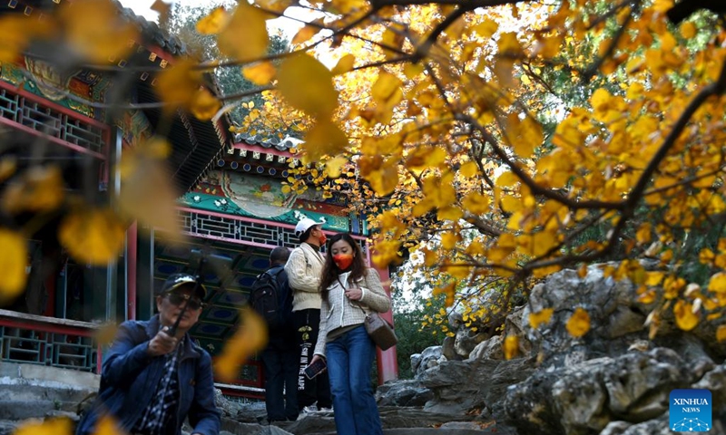 People enjoy the autumn scenery of Beihai Park in Beijing, capital of China, Nov. 1, 2022.(Photo: Xinhua)