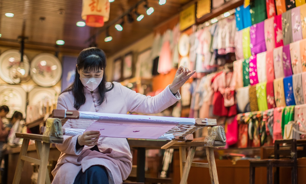 A craftswoman showcases her embroidery skills in Chongqing. File photo: IC