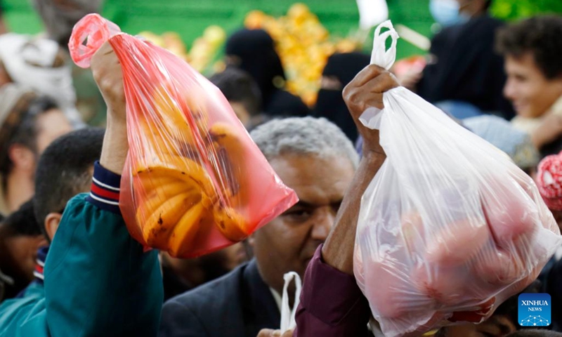 Yemenis buy fruit and vegetables at a newly-opened charitable store that sells its goods at affordable prices in Sanaa, Yemen, on Nov. 2, 2022.(Photo: Xinhua)