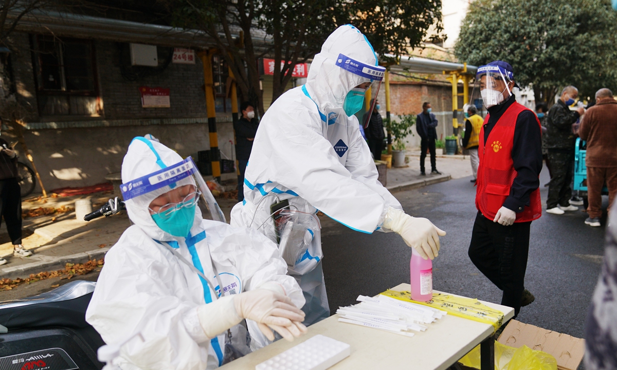 Medical workers conduct nucleic acid testing in communities in Zhengzhou, Central China's Henan Province, on November 5. Photo: VCG