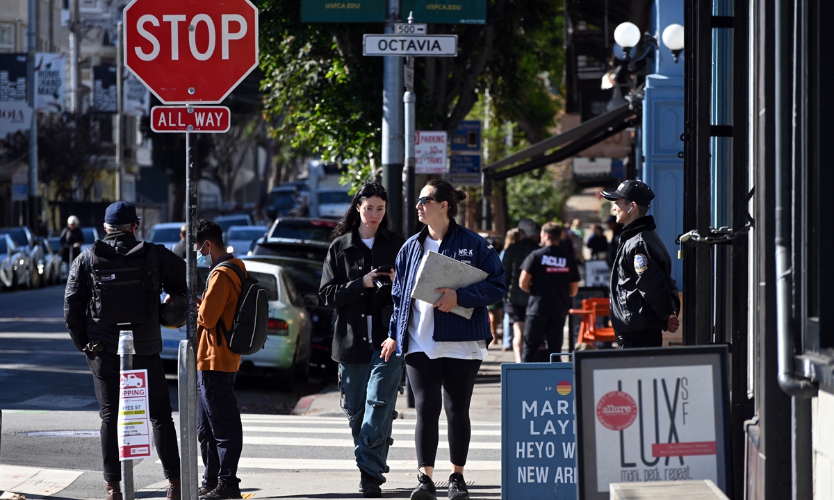 Pedestrians walk along Hayes Street in the Hayes Valley neighborhood of San Francisco, California, the US, on November 2, 2022. Photo: AFP