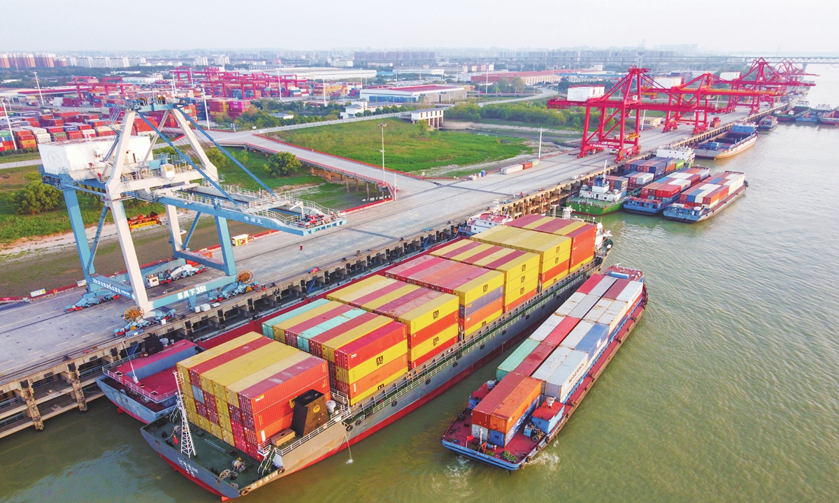 Cargo ships load at Wuhu Port in East China's Anhui Province on November 5,2022.Bulk cargo throughput reached 17.34 million tons in the first nine months this year, up 18 percent year-on-year, while container shipment rose 14.6 percent to hit 935,300 containers in the first three quarters.Photo:cnsphoto