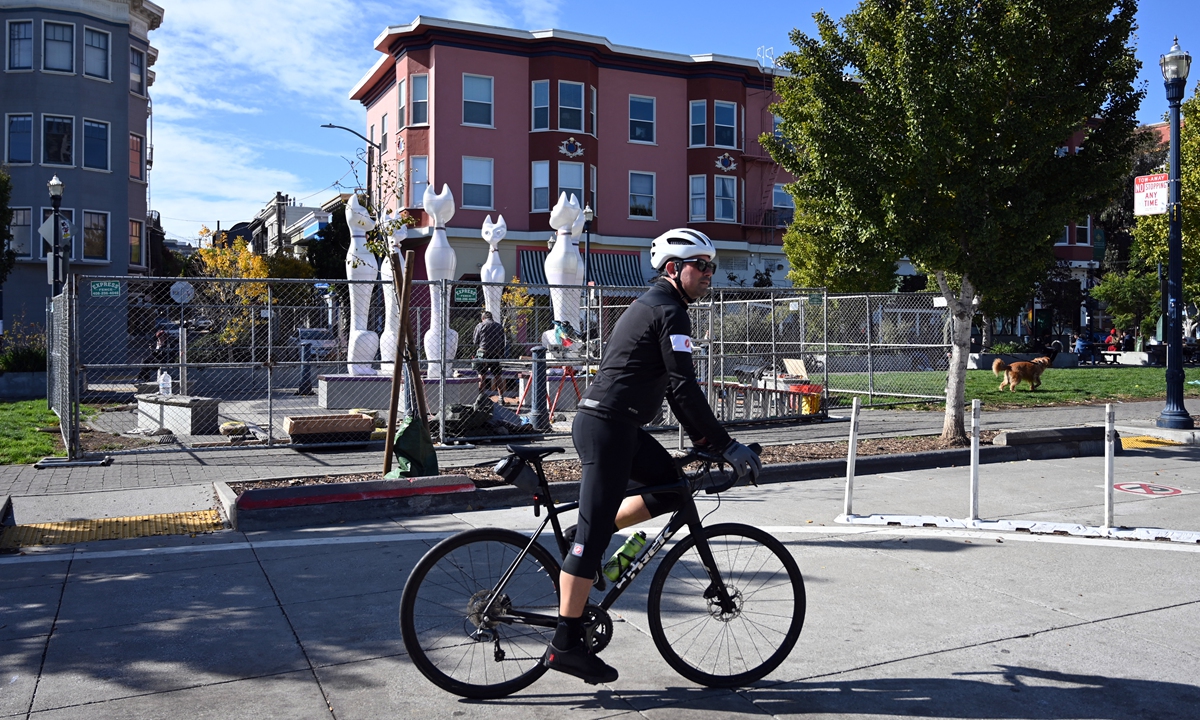 A cyclist rides by an outdoor park in the Hayes Valley neighborhood of San Francisco, California, the US, on November 2, 2022. Photo: AFP