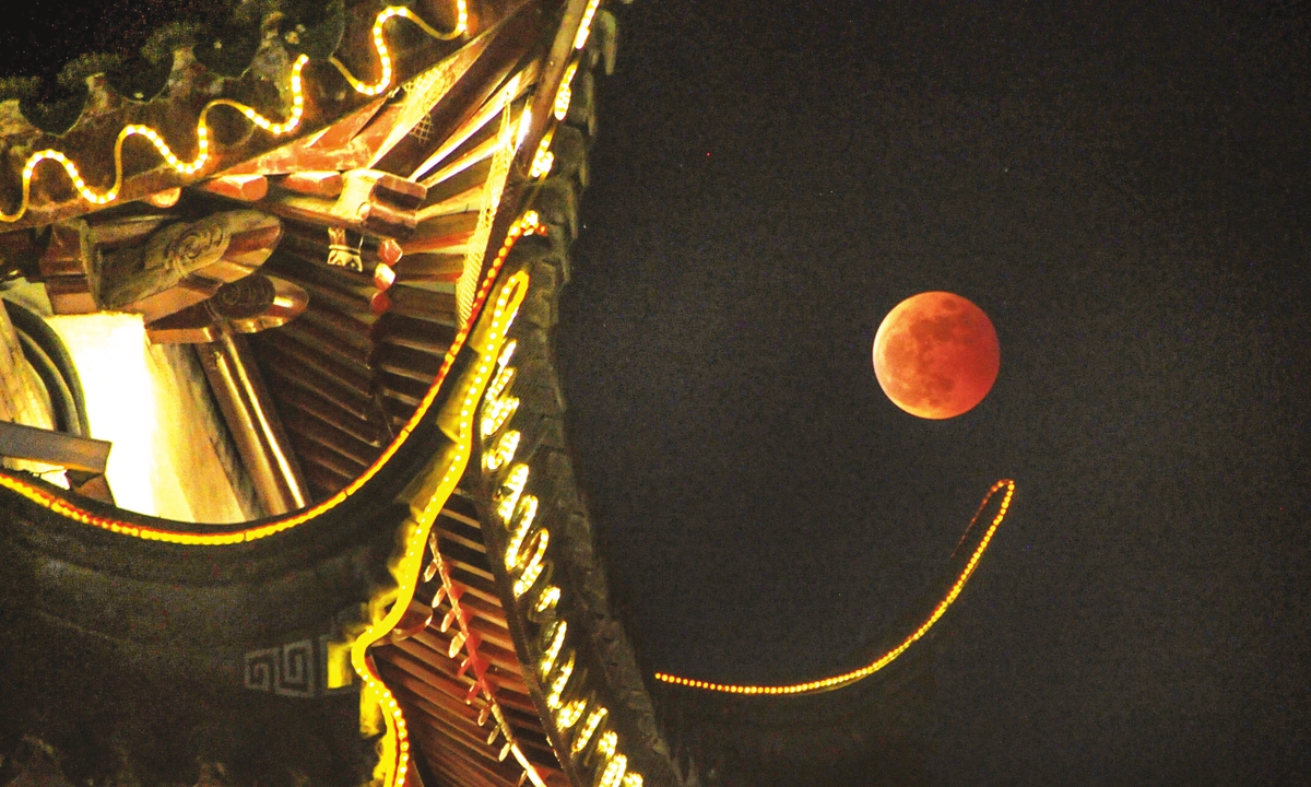 A total lunar eclipse takes place in China on November 8, 2022. Planetarium experts say it will be 2,000 years before such a coincidence appears again. Photo: IC