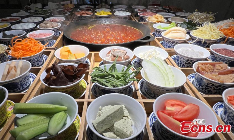 Various dishes are served in traditional Chinese porcelain Gaiwan at a hotpot restaurant, attracting customers in Chongqing, Nov. 7, 2022. (Photo: China News Service/Xiao Jiangchuan)



